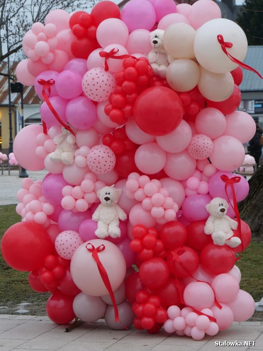 Za nami Miejskie Walentynki na Rynku w Rozwadowie. Wyjątkowe, pełne ciepła i romantycznej atmosfery wydarzenie zgromadziło wiele zakochanych par, ale i wszystkich tych, którzy chcieli wspólnie świętować 14 lutego.