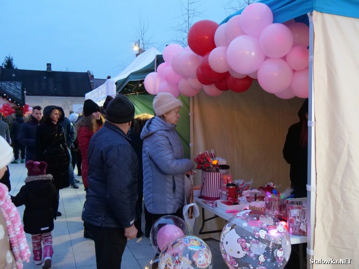 Za nami Miejskie Walentynki na Rynku w Rozwadowie. Wyjątkowe, pełne ciepła i romantycznej atmosfery wydarzenie zgromadziło wiele zakochanych par, ale i wszystkich tych, którzy chcieli wspólnie świętować 14 lutego.