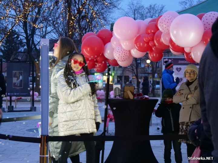 Za nami Miejskie Walentynki na Rynku w Rozwadowie. Wyjątkowe, pełne ciepła i romantycznej atmosfery wydarzenie zgromadziło wiele zakochanych par, ale i wszystkich tych, którzy chcieli wspólnie świętować 14 lutego.