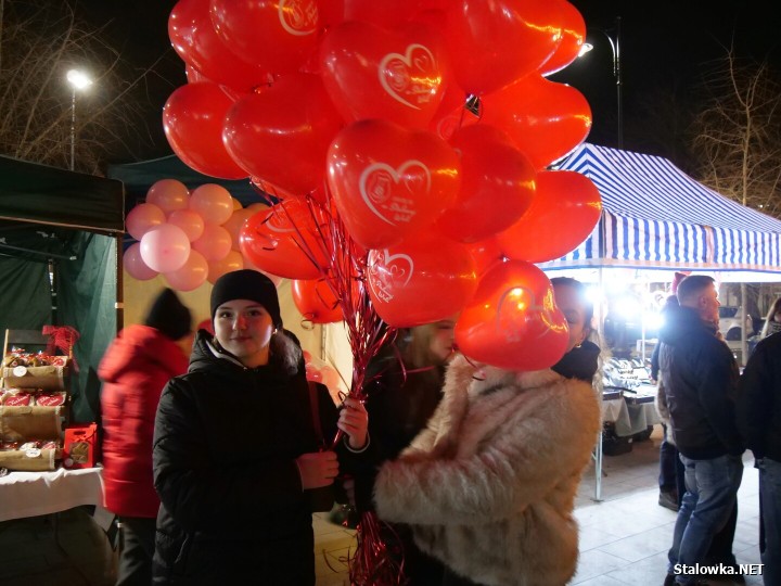 Za nami Miejskie Walentynki na Rynku w Rozwadowie. Wyjątkowe, pełne ciepła i romantycznej atmosfery wydarzenie zgromadziło wiele zakochanych par, ale i wszystkich tych, którzy chcieli wspólnie świętować 14 lutego.