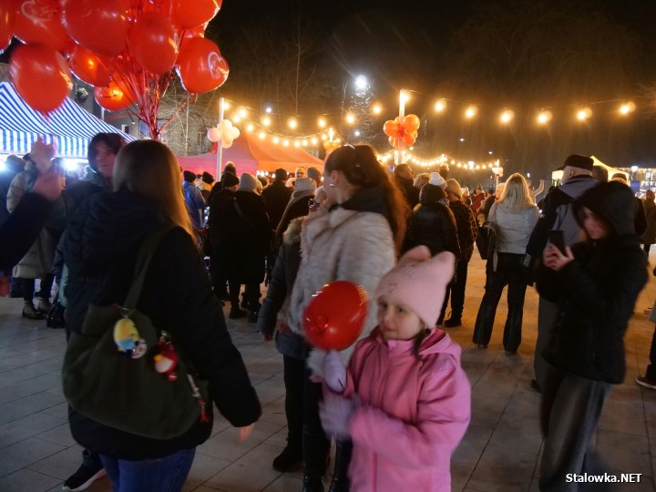 Za nami Miejskie Walentynki na Rynku w Rozwadowie. Wyjątkowe, pełne ciepła i romantycznej atmosfery wydarzenie zgromadziło wiele zakochanych par, ale i wszystkich tych, którzy chcieli wspólnie świętować 14 lutego.