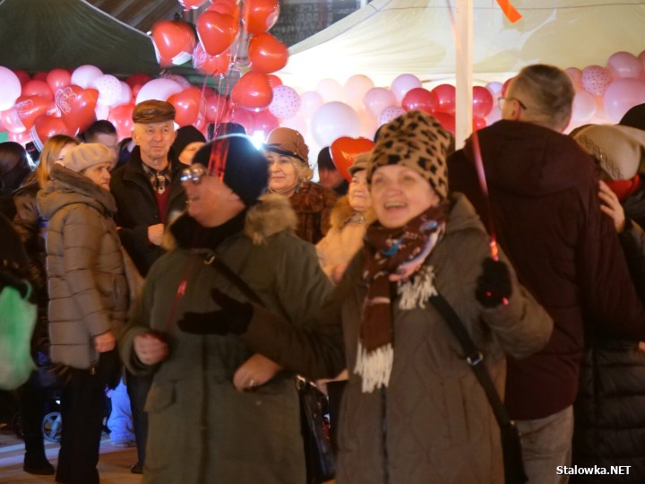 Za nami Miejskie Walentynki na Rynku w Rozwadowie. Wyjątkowe, pełne ciepła i romantycznej atmosfery wydarzenie zgromadziło wiele zakochanych par, ale i wszystkich tych, którzy chcieli wspólnie świętować 14 lutego.