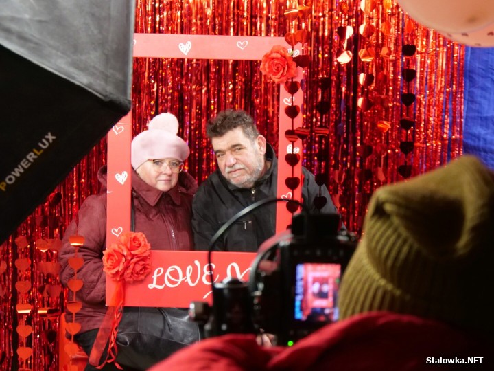 Za nami Miejskie Walentynki na Rynku w Rozwadowie. Wyjątkowe, pełne ciepła i romantycznej atmosfery wydarzenie zgromadziło wiele zakochanych par, ale i wszystkich tych, którzy chcieli wspólnie świętować 14 lutego.
