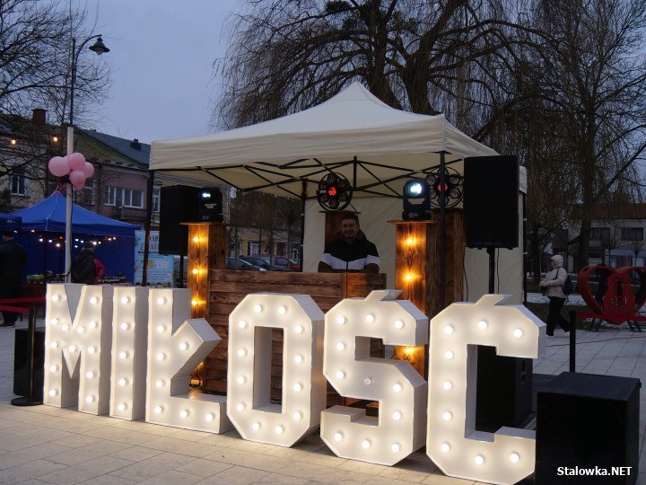 Za nami Miejskie Walentynki na Rynku w Rozwadowie. Wyjątkowe, pełne ciepła i romantycznej atmosfery wydarzenie zgromadziło wiele zakochanych par, ale i wszystkich tych, którzy chcieli wspólnie świętować 14 lutego.
