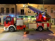 Z kamienicy na rozwadowskim Rynku odpadł gzyms. Wezwano służby.