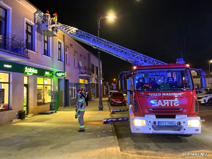Z kamienicy na rozwadowskim Rynku odpadł gzyms. Wezwano służby.