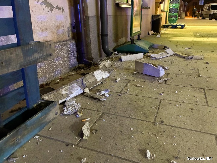 Z kamienicy na rozwadowskim Rynku odpadł gzyms. Wezwano służby.