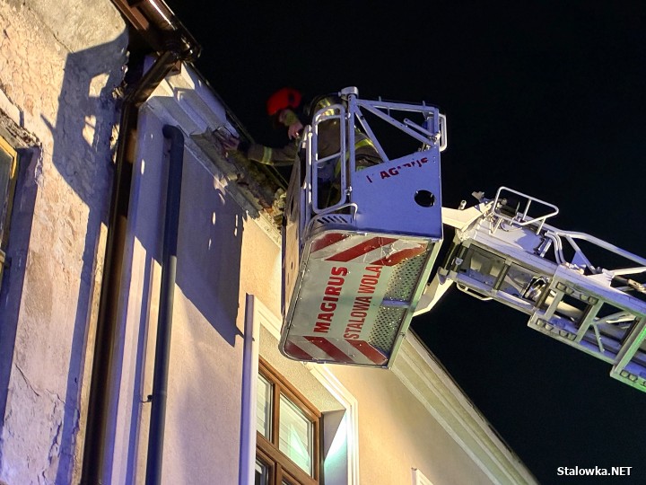 Z kamienicy na rozwadowskim Rynku odpadł gzyms. Wezwano służby.