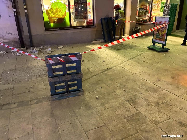 Z kamienicy na rozwadowskim Rynku odpadł gzyms. Wezwano służby.