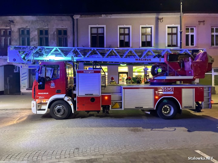 Z kamienicy na rozwadowskim Rynku odpadł gzyms. Wezwano służby.