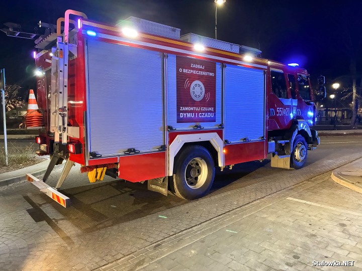 Z kamienicy na rozwadowskim Rynku odpadł gzyms. Wezwano służby.