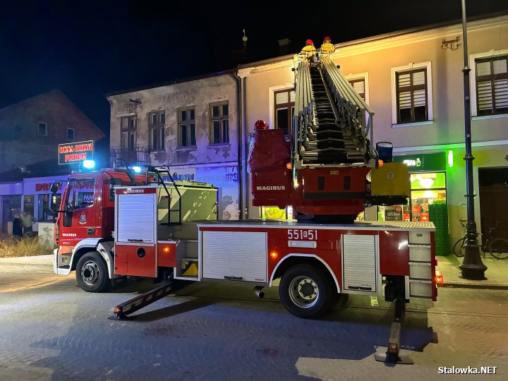 Z kamienicy na rozwadowskim Rynku odpadł gzyms. Wezwano służby.