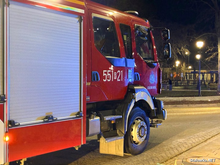 Z kamienicy na rozwadowskim Rynku odpadł gzyms. Wezwano służby.