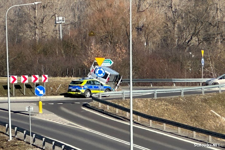 Blisko z 3 promilami 51-latek wjechał na wyspę na rondzie.