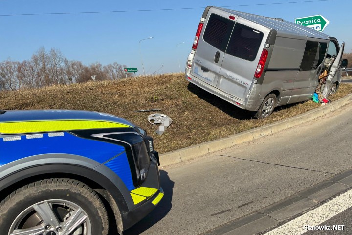 Blisko z 3 promilami 51-latek wjechał na wyspę na rondzie.
