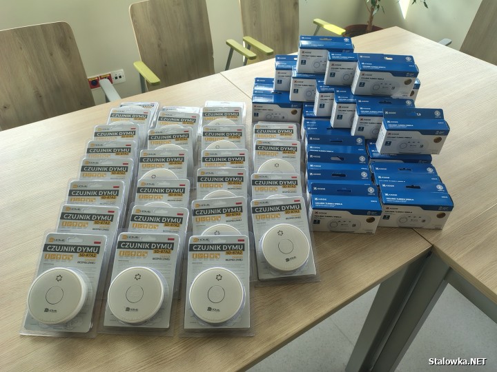 W ramach promocji bezpieczeństwa pożarowego w budynkach mieszkalnych Państwowa Straż Pożarna i Radio Zet przekazały Miejskiemu Ośrodkowi Pomocy Społecznej w Stalowe Woli 60 sztuk czujników czadu (tlenku węgla) i dymu.