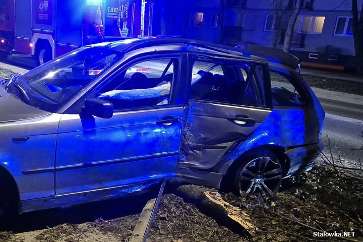 Na Poniatowskiego BMW ścięło drzewo i uszkodziło latarnię. Sprawcy uciekli.