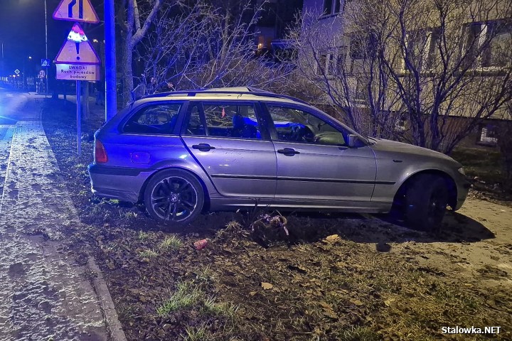 Na Poniatowskiego BMW ścięło drzewo i uszkodziło latarnię. Sprawcy uciekli.