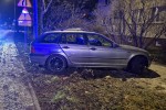 Na Poniatowskiego BMW ścięło drzewo i uszkodziło latarnię. Sprawcy uciekli.