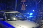 Na Poniatowskiego BMW ścięło drzewo i uszkodziło latarnię. Sprawcy uciekli.