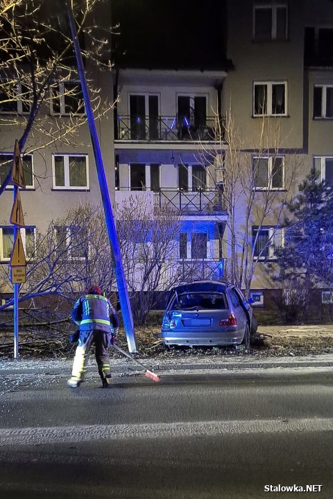 Na Poniatowskiego BMW ścięło drzewo i uszkodziło latarnię. Sprawcy uciekli.