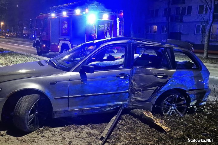 Na Poniatowskiego BMW ścięło drzewo i uszkodziło latarnię. Sprawcy uciekli.