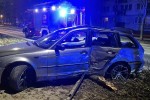 Na Poniatowskiego BMW ścięło drzewo i uszkodziło latarnię. Sprawcy uciekli.