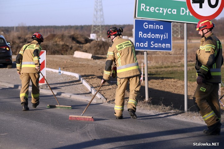 Zdarzenie drogowe na budowanym rondzie na DW-855 w Rzeczycy Długiej.
