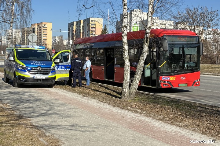 W wyniku zdarzenia 67-letnia pasażerka autobusu trafiła do szpitala z podejrzeniem złamania ręki.