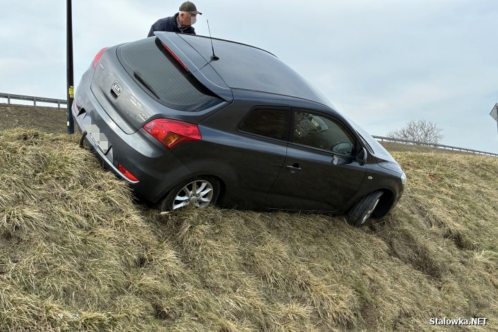 Na błoniach auto zsunęło się ze skarpy.