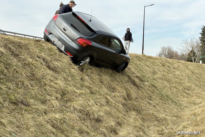 Na błoniach auto zsunęło się ze skarpy.