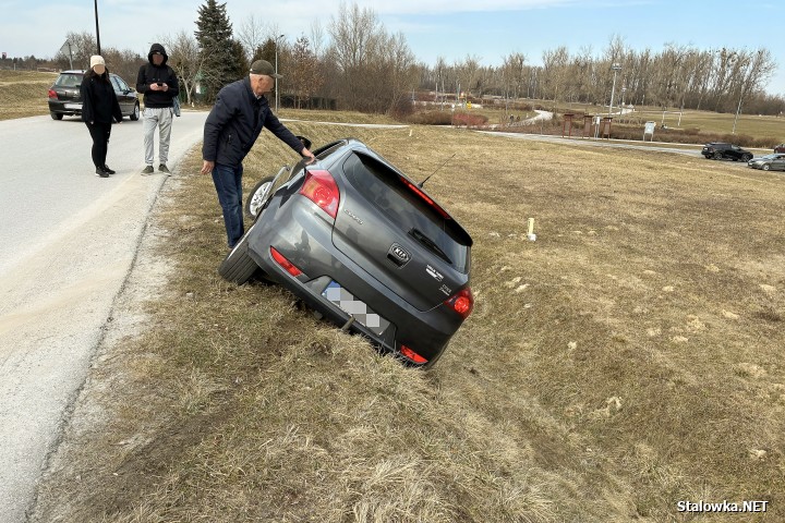 Na błoniach auto zsunęło się ze skarpy.
