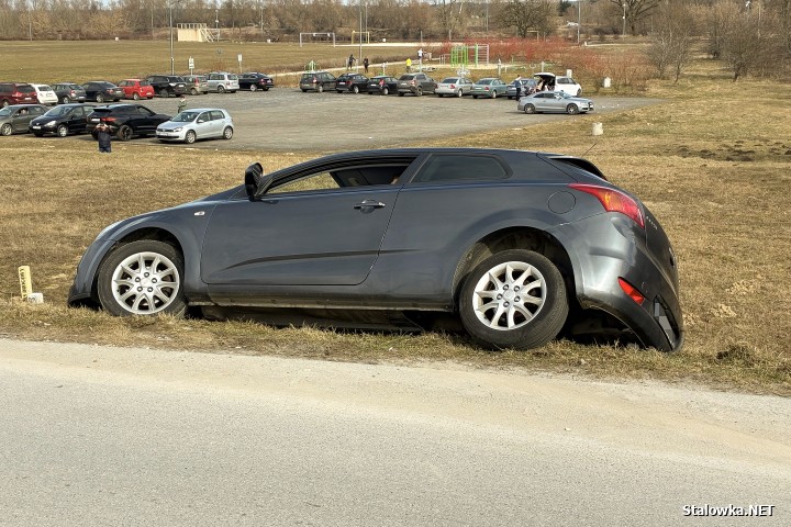 Na błoniach auto zsunęło się ze skarpy.
