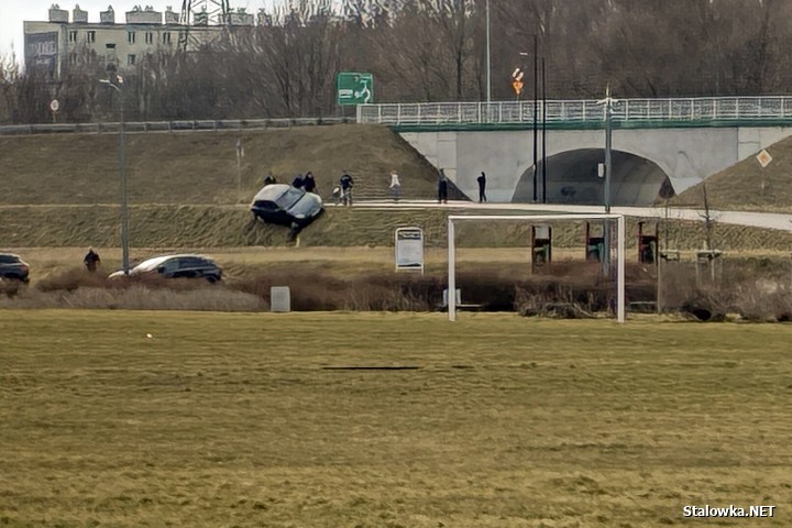 Na błoniach auto zsunęło się ze skarpy.