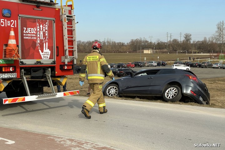 Na błoniach auto zsunęło się ze skarpy.