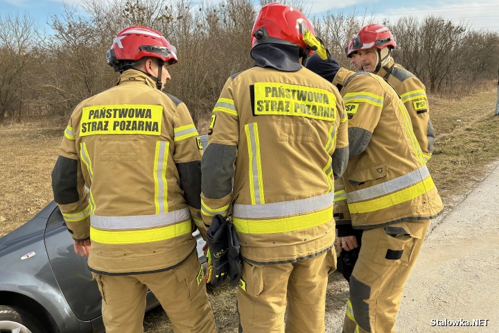 Na błoniach auto zsunęło się ze skarpy.