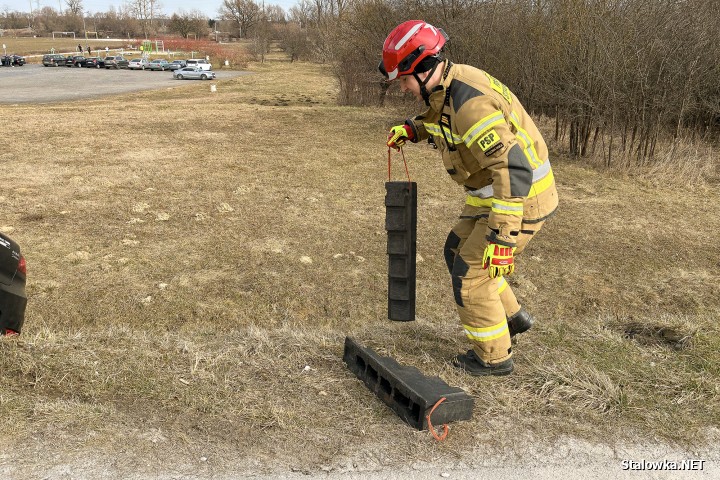 Na błoniach auto zsunęło się ze skarpy.