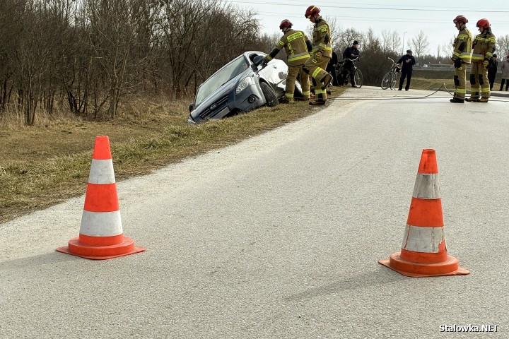 Na błoniach auto zsunęło się ze skarpy.