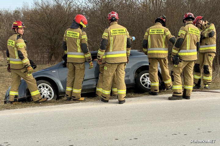 Na błoniach auto zsunęło się ze skarpy.