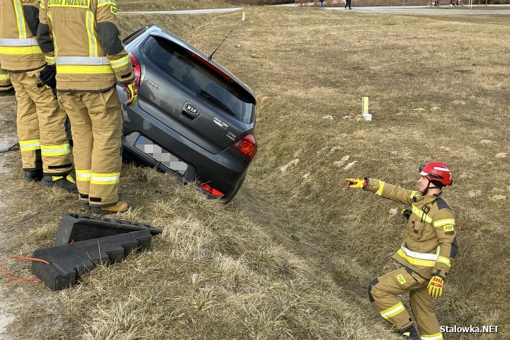 Na błoniach auto zsunęło się ze skarpy.