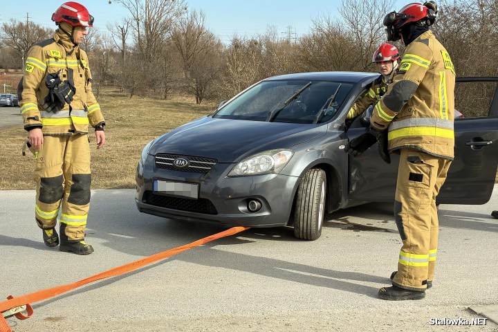 Na błoniach auto zsunęło się ze skarpy.