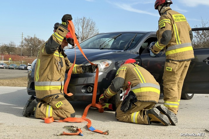Na błoniach auto zsunęło się ze skarpy.