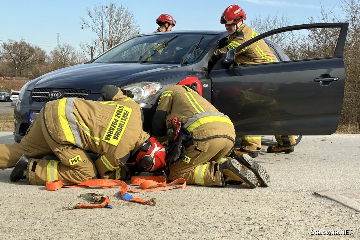 Na błoniach auto zsunęło się ze skarpy.