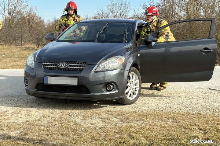 Na błoniach auto zsunęło się ze skarpy.