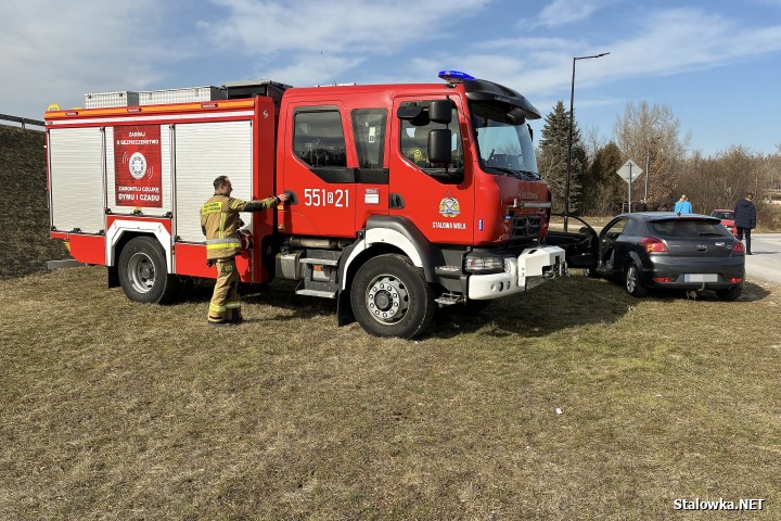 Na błoniach auto zsunęło się ze skarpy.