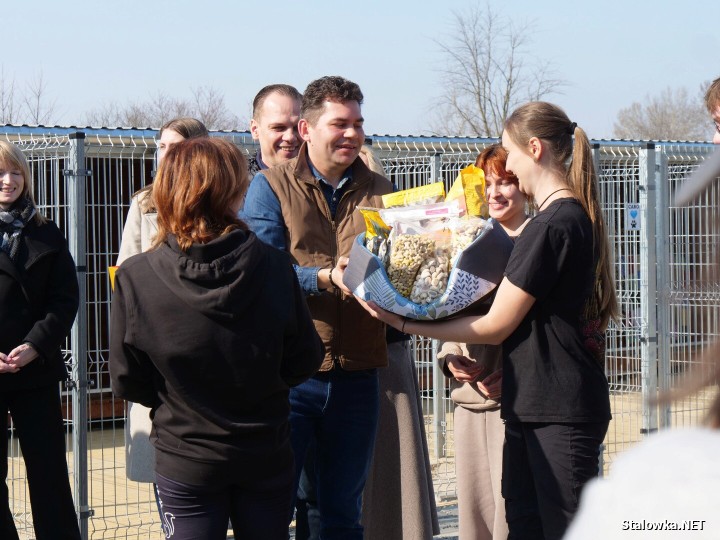 Uroczystość zbiegła się z jubileuszem 10-lecia działalności stowarzyszenia Psia Przystań, która już od dekady ratuje zwierzęta skazane na samotność, głód i strach. 