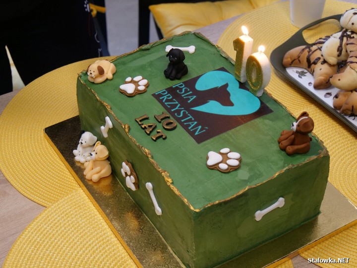 Uroczystość zbiegła się z jubileuszem 10-lecia działalności stowarzyszenia Psia Przystań, która już od dekady ratuje zwierzęta skazane na samotność, głód i strach. 