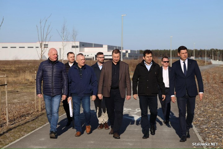 Z materiału wynika, że polityk i potencjalny kandydat na premiera Przenysław Czarnek był na powstającej nowej strefie gospodarczej Euro-Park Stalowa Wola.