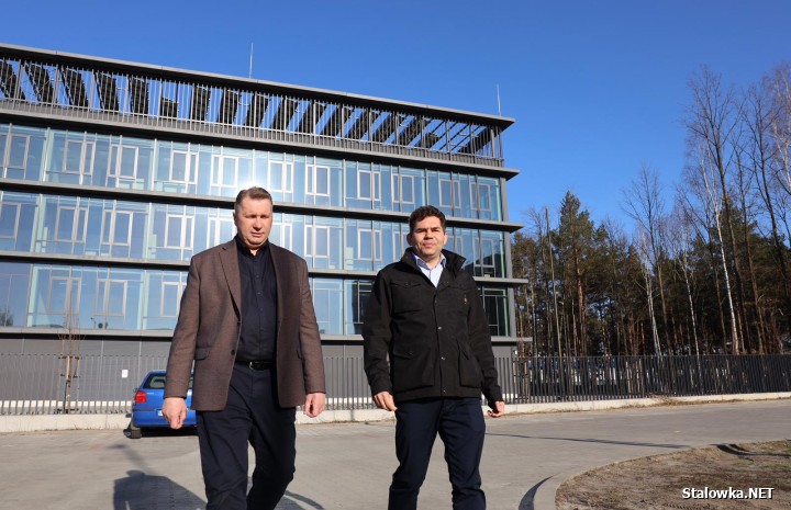 Z materiału wynika, że polityk i potencjalny kandydat na premiera Przenysław Czarnek był na powstającej nowej strefie gospodarczej Euro-Park Stalowa Wola.