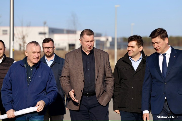 Z materiału wynika, że polityk i potencjalny kandydat na premiera Przenysław Czarnek był na powstającej nowej strefie gospodarczej Euro-Park Stalowa Wola.